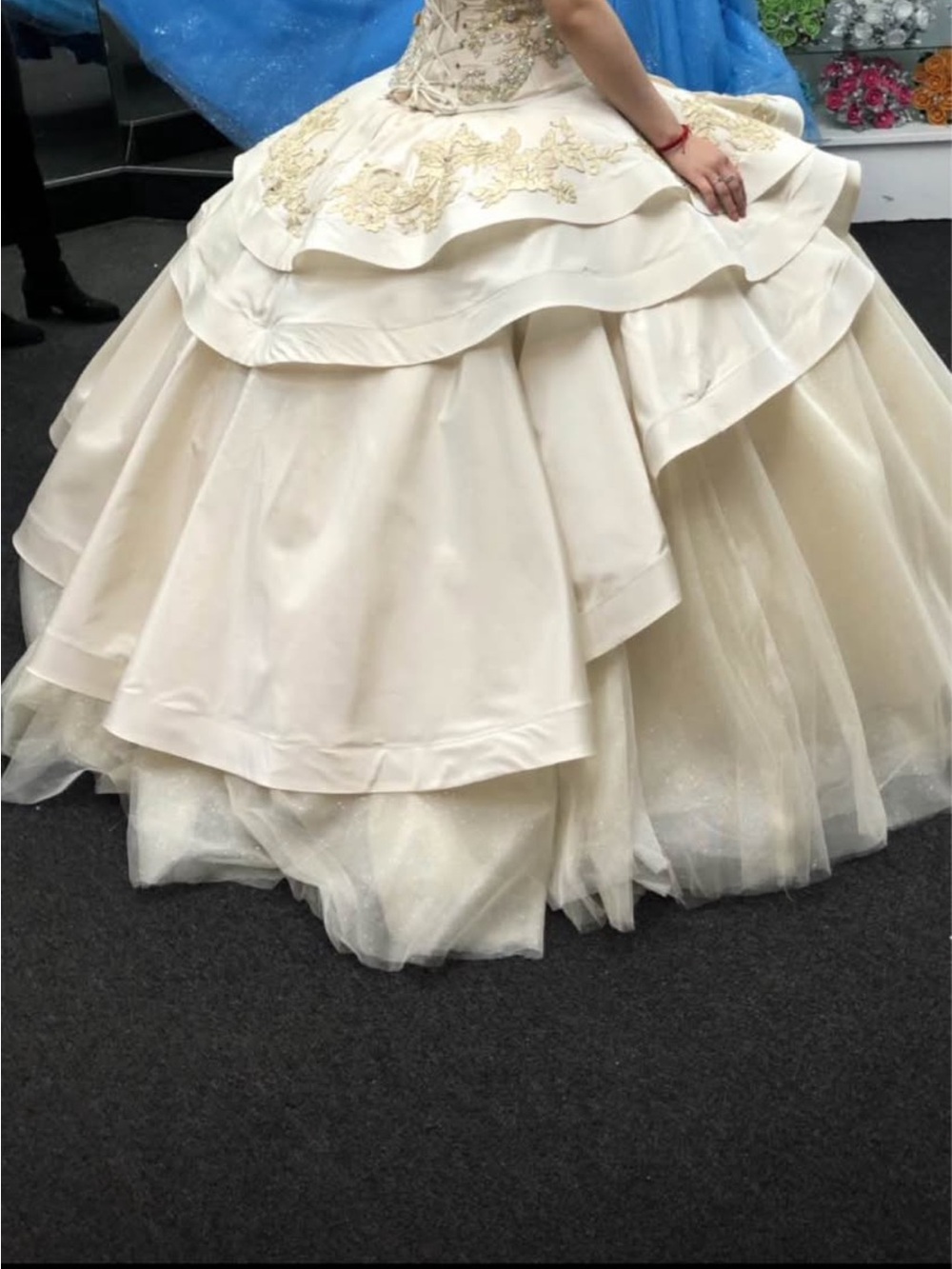 Elegant Quinseañera Dress Ivory Ball Gown Skirt with Gold Embroidery
